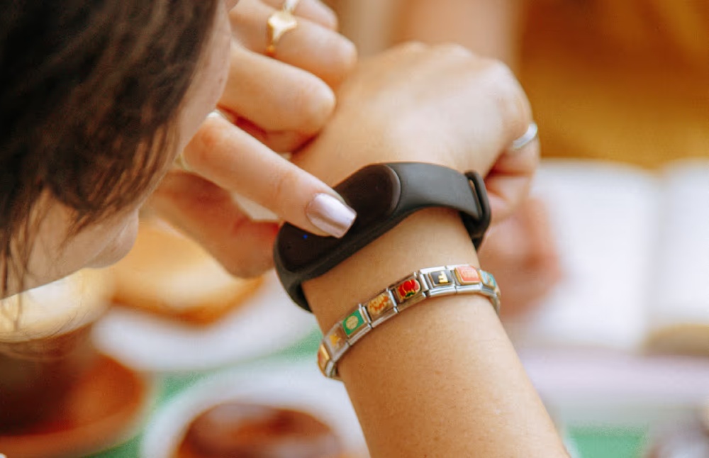 Pulseira da Bee grava o áudio para gerar recomendações e listas